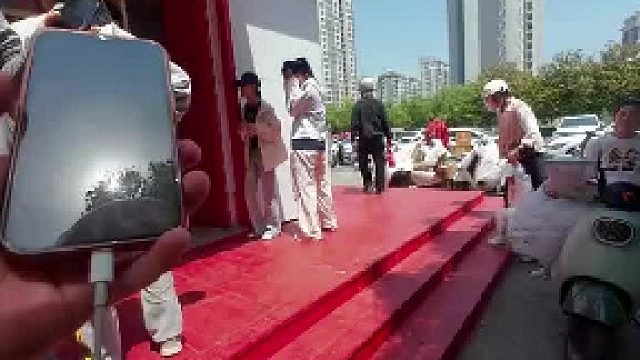 外卖小哥看到奶茶店排队的人太多，本想打掉话跟顾客商量开盲盒，结果打错电话被商家抓现行瞬间尴尬