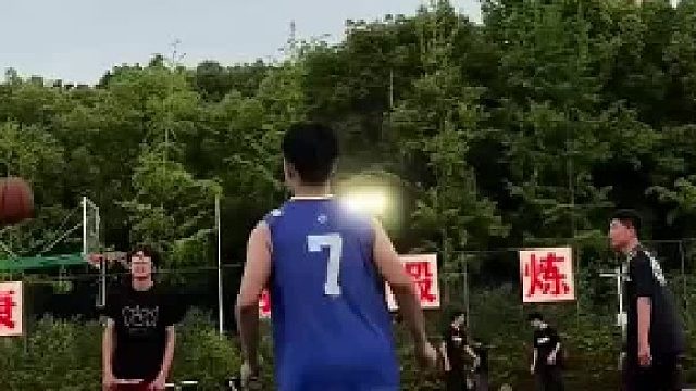 在篮球场投了个三分球，不料把正在飞行的鸟儿砸下来了