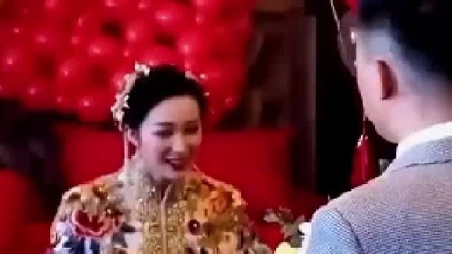 女的眼神不像闹着玩