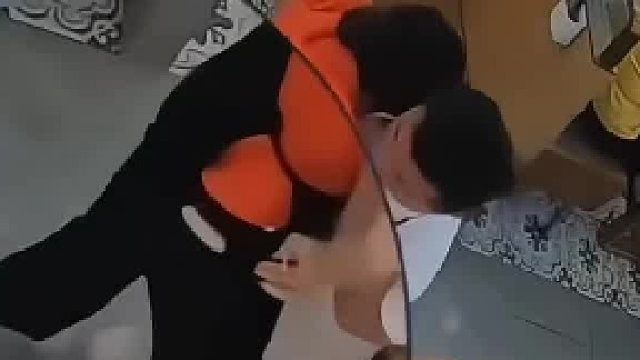 服务员小姐姐低血糖突然晕倒，旁边男同事反应超快，一把将她拎起来放到沙发上。网友笑着调侃：等小姐姐缓过来，怕是得先揉揉胳肢窝哈哈