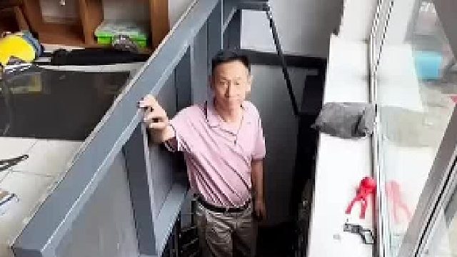 门外的哐哐砸门，老板居然从容不迫，网友：好家伙就这么消失了
