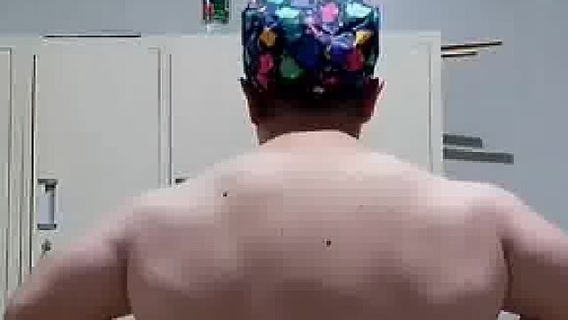 医生从不刻意健身，这活干久了，后背越来越像面包蟹
