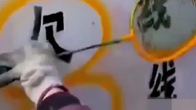 老板不还钱，男子不哭不闹一招制服