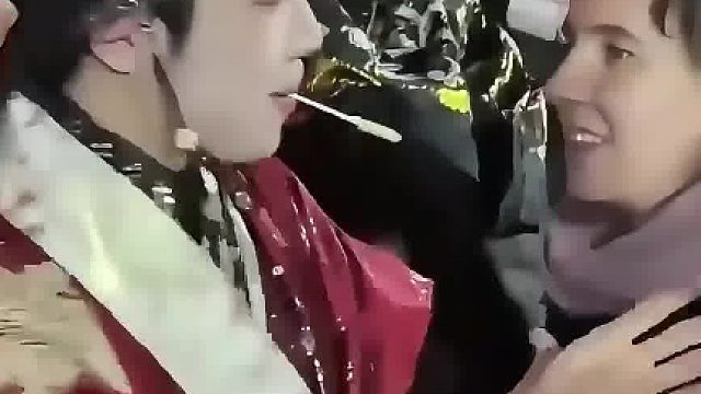 景区男NPC喂外籍美女吃糖，作亲吻姿势时女子下意识闭眼