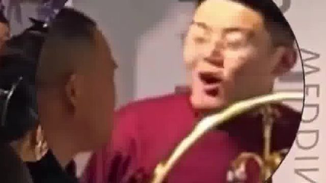 尽职尽责的伴侣 为避免有人冲喜，成功拦住了要上台的老丈人