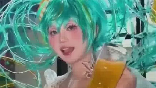 女子自制流麻腿去漫展，这也太有设计感了