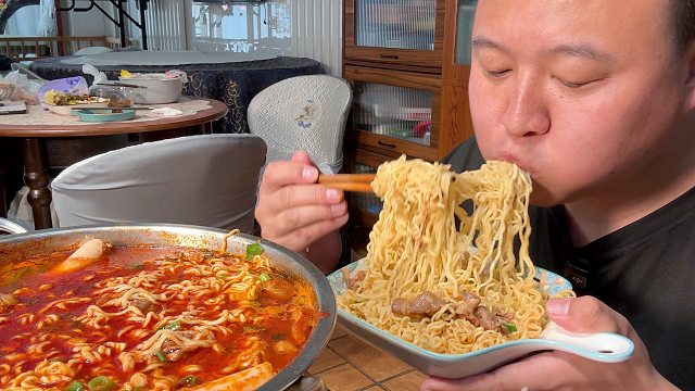 晚餐简单吃个泡面，吃完肚里暖暖的很舒服