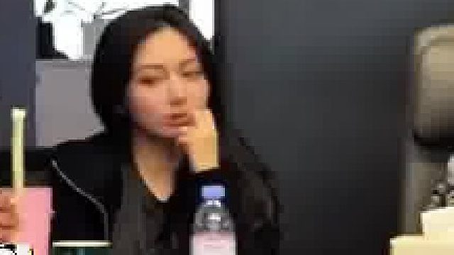董事长爸爸带着女儿参加公司年度会议，一个嘴巴不停一个嘴巴不停~~~  ​