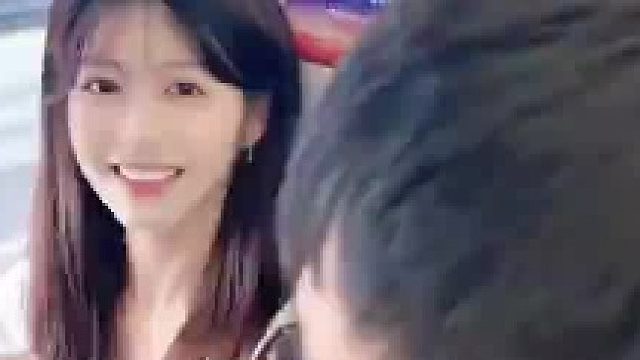 高铁男想换座陪女友，不料两人拒答一致，男生当场懵了！  ​