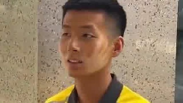 骑手小哥脸上两个大红手印，自己还蒙在鼓里
