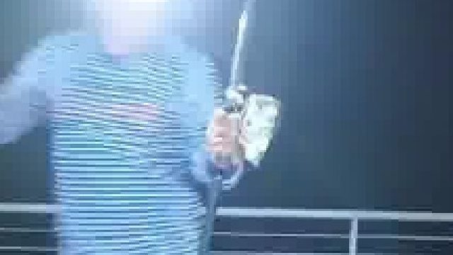 男子夜钓暴力甩竿，无意中甩出了“广州塔”的形状！！！！  ​
