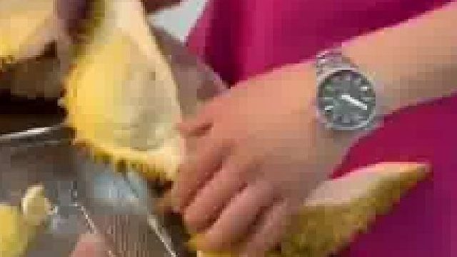 店家表示开不出榴莲肉了，顾客却坚信里面还有肉