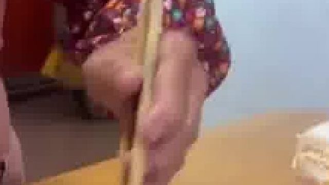 孙女想让奶奶夹菜，奶奶完美“预判”了孙女的想法，，，，  ​