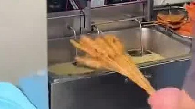 老板自创的特色炸串，炸完的串扔进滚筒里沥油
