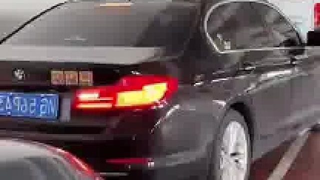 男生趁着午休时间人少，在停车场狂练了2小时的侧方停车！