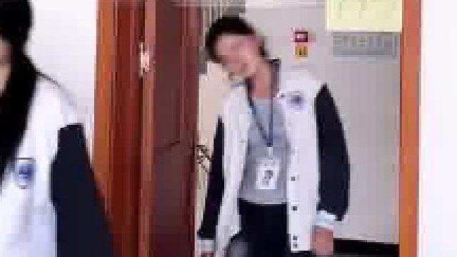 山东女高身高有多绝，一米七的检测线，不少同学要歪头过！