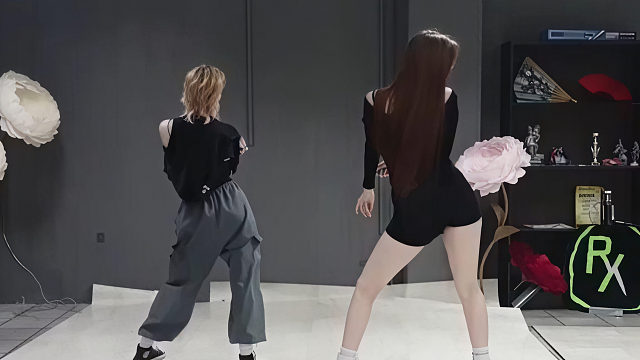 俄罗斯姑娘才艺表演23.12.24_双人舞00