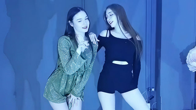 俄罗斯姑娘才艺表演23.12.24_双人舞04