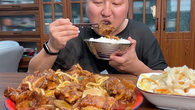 老丈人送来点牛排骨，阿强做土豆牛肉，软烂黏糊，下饭一绝。