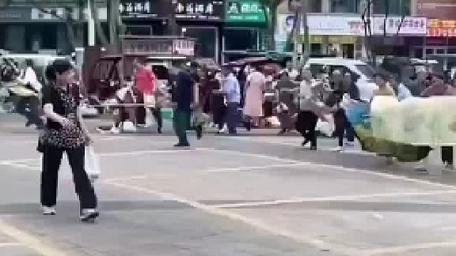 停车场晚上要变成夜市，时间刚到摊位瞬间就被抢完