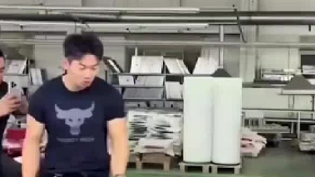 60多岁的阿姨，轻松托举100斤哑铃，肌肉小伙自愧不如