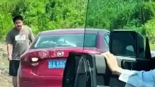 四个小伙开车被卡住，后面下来一小姐姐，本以为来帮忙，谁知道直
