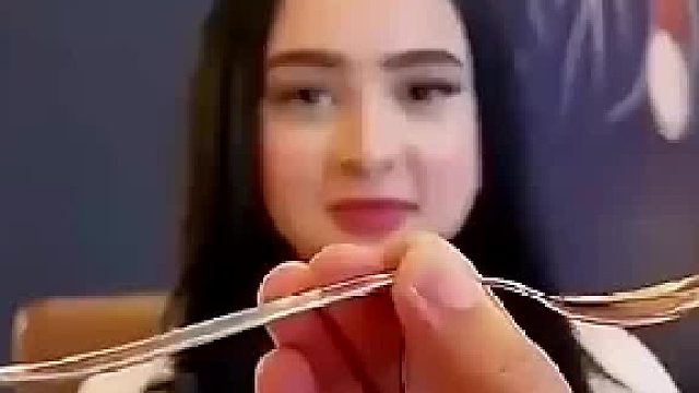 小伙给美女变魔术，终于明白了多年的秘密，美女反应太过真实！