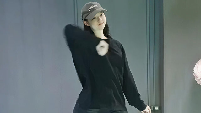 俄罗斯姑娘才艺表演23.12.25_铁锤(安吉丽娜)00