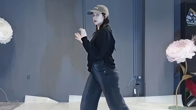 俄罗斯姑娘才艺表演23.12.25_铁锤(安吉丽娜)02