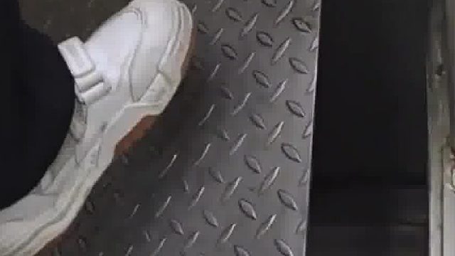 人怎么能捅这么大的篓子，小伙把火车踏板踩弹起来，按不回去了
