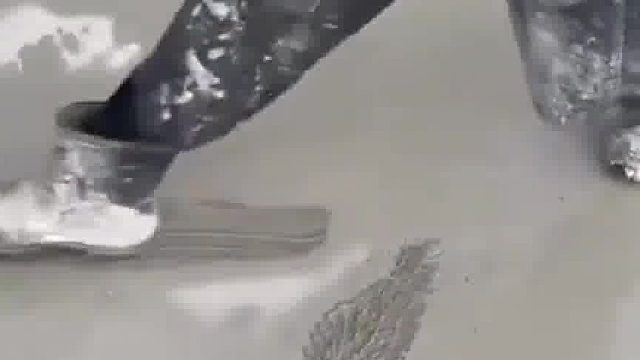 水泥路还没干透发现不少脚印，工人师傅凭经验还原案发现场