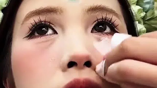化妆师化妆翻车，第一次见！网友都无语了！