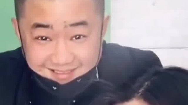 剪短多年长发，老公的笑容也一起 “剪没了”，太真实了