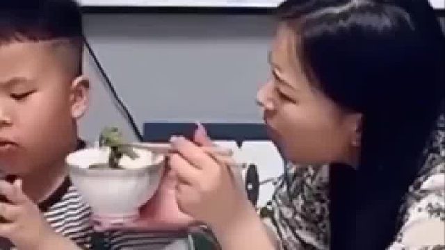 哥哥打妹妹大多假打，姐姐打弟弟是真打