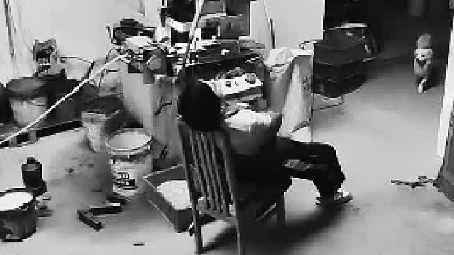 凌晨四点半监控下主管巡逻的一幕
