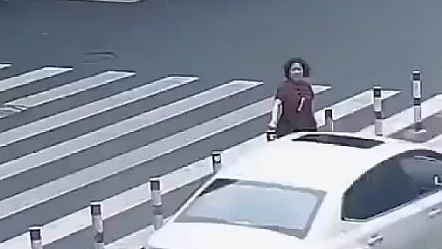 谁也别抬杠，既然把斑马线画上了，你车就老实的，有人你就得等