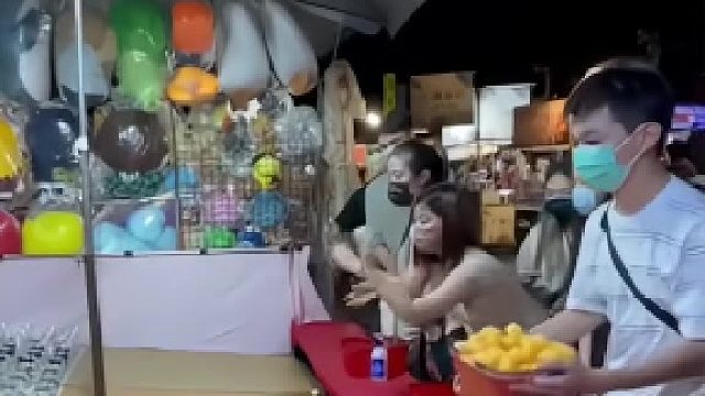 这男孩为什么要蹲下家？
