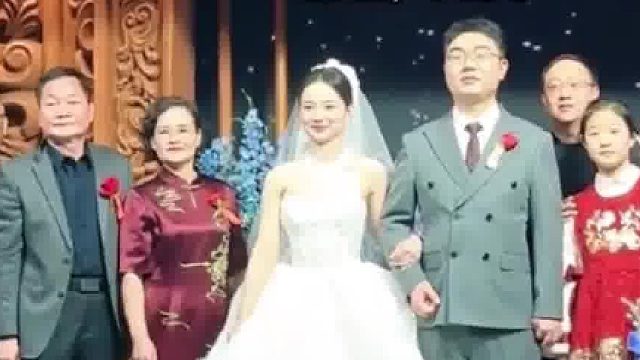 拍合照新娘裙摆“闹脾气”！两边人挤着，她略蹲秒化解超机智！