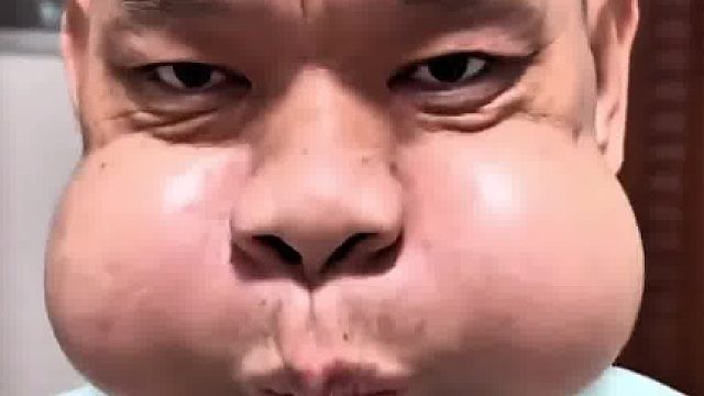 小伙吹玻璃三十年，肌肉都变形了
