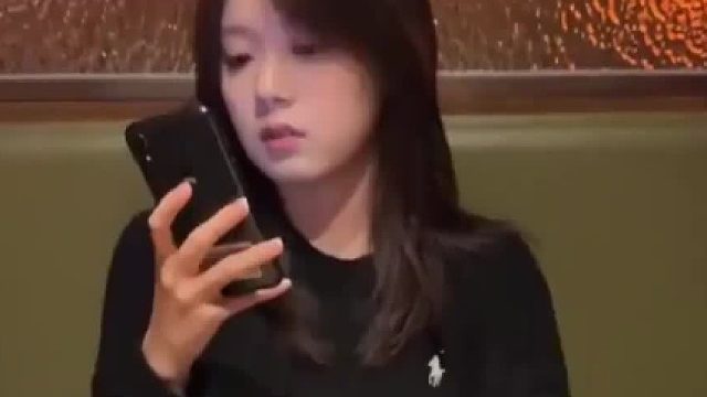 女生嫌烫不敢拿，闺蜜男友力十足，下一秒直接空手掰断！