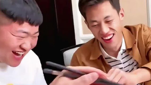 吃席时男子想吃猪耳朵却夹不下来，兄弟出手 直接给他撕下整个猪耳朵