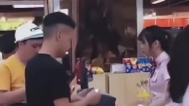 某男子拿洗菜盆当帽子，收银员小姐姐当场笑喷