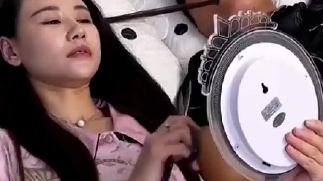 丈夫没有安全感，没吃睡觉都要攥着头发，老婆只好出此下策