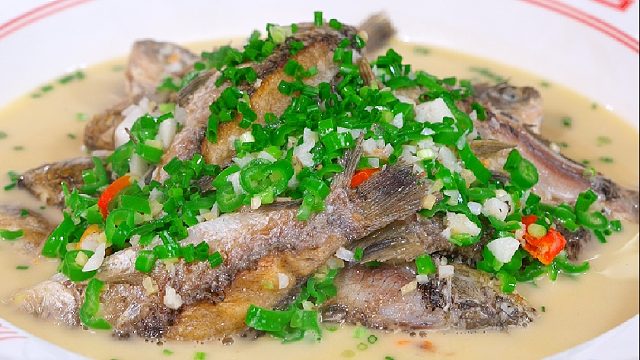 青椒焖土鲫鱼的制作教程