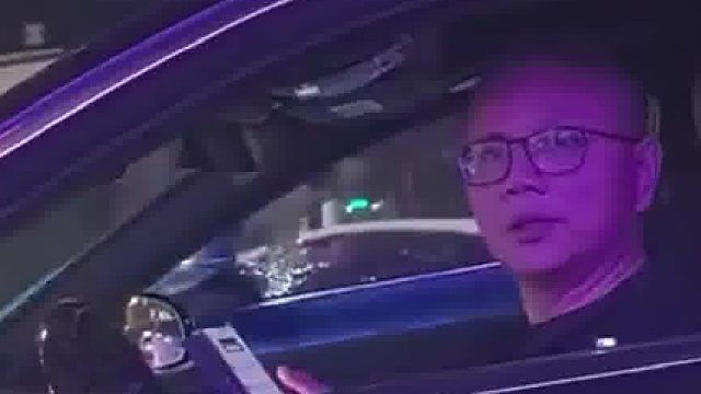 女子开车偶遇老公，开玩笑搭讪，老公回答滴水不漏