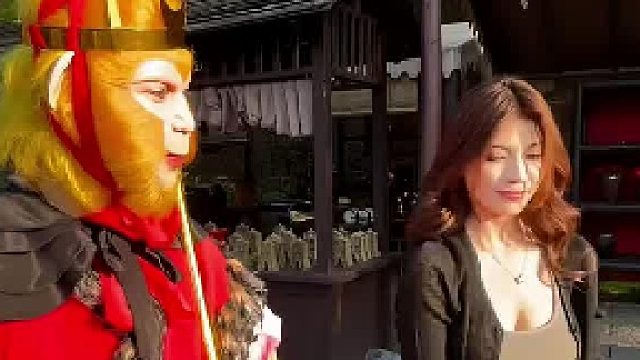 毕业游到景区玩被“猴子”嘲笑，女子一开口没想到是这样的声音，网友：后面这是现真身了吗