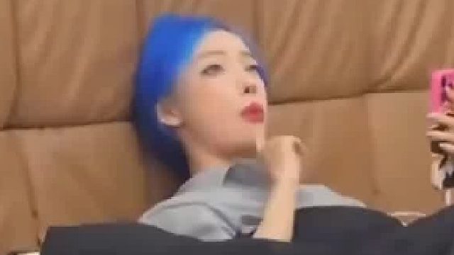 看到聋哑女友在和闺蜜说他坏话，下一秒竟然 .好一个致盲 !真 硬控”