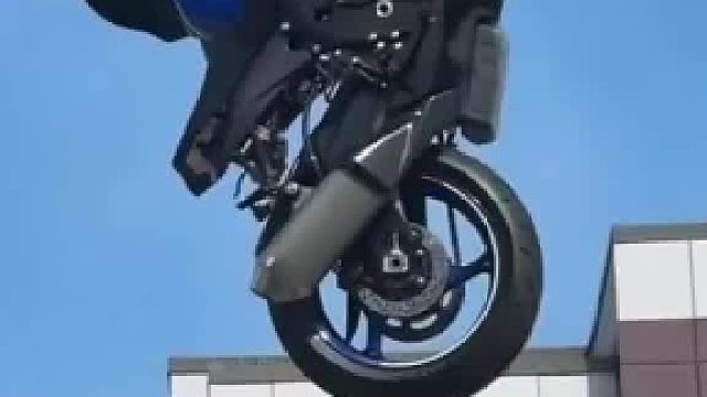 离谱到没谱，这真不是AI画面：摩托车咋挂上红绿灯，重伤骑手暂无生命危险。