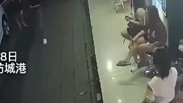 男子前妻带着前任来看现任