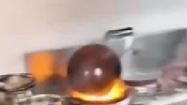 小伙应聘大厨要价 8000，老板让其展示手艺，看到下面的操作沉默了！！！